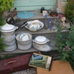 retour de chine mai 2016 - 2016 année de chine - Brocante de la Pointe Minard - vaisselle, carafes, broc de toilette, boîtes, abat-jour, serre-livres, sucrier, plateau miroir valise