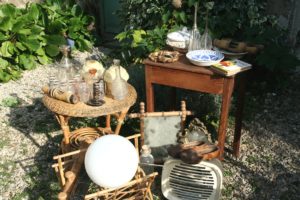 retour de chine juillet 2016 vintage - 2016 année de chine - Brocante de la Pointe Minard - vintage, osier, table basse, porte revues, miroir, table, mirois dorés, rat de cave, verres et carafes, lampes, sabots, radiateur vintage, porte manteaux