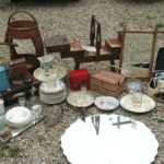 retour de chine août 2016 - 2016 année de chine - Brocante de la Pointe Minard - miroir, assiettes, valise vintage, balance Terraillon, boîte à coutire, vase à jacinthe, cafetière émail, verres, travailleuse