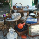 retour de chine 15 août 2016 - 2016 année de chine - Brocante de la Pointe Minard - lampe orange vintage, miroirs, porte-revue en rotin, table basse, travailleuse, bar portatif, verres, porte-manteaux, sucrier, ensemble de toilette