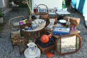 retour de chine 15 août 2016 - 2016 année de chine - Brocante de la Pointe Minard - lampe orange vintage, miroirs, porte-revue en rotin, table basse, travailleuse, bar portatif, verres, porte-manteaux, sucrier, ensemble de toilette