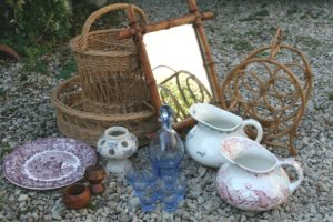 retour de chine août 2016 - 2016 année de chine - Brocante de la Pointe Minard - brocs de toilette de collection - porte bouteilles vintage, miroir, carafe et verres, bar portatif, boîtes en bois, assiettes