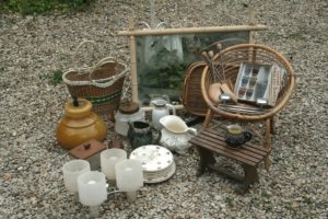 retour de chine septembre 2016 - 2016 année de chine - Brocante de la Pointe Minard - lampes vintage, tabouret, brocs et pichets, fauteuil enfant vintage, miroir, panier, plateau, assiettes