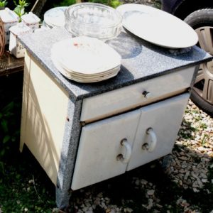 meuble de cuisine vintage - Brocante de la Pointe Minard - émail