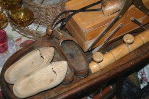 sabots de bois, embauchoirs, travailleuse Brocante de la Pointe Minard