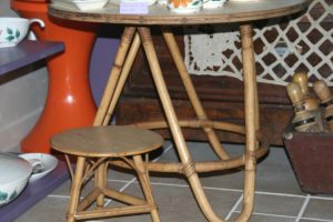 table basse en rotin vintage et tabouret tam tam Brocante de la Pointe Minard