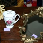 miroir tasses Brocante de la Pointe Minard cadeaux