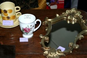 miroir tasses Brocante de la Pointe Minard cadeaux