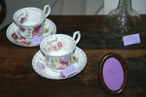 tasses anglaises Brocante de la Pointe Minard cadeaux