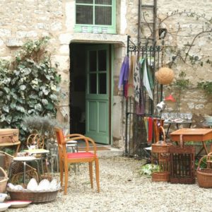 dans la cour de la Brocante de la Pointe Minard à Chichée