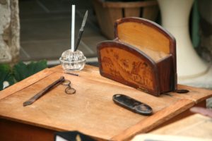 bureau ancien à la Brocante de la Pointe Minard à Plouézec, près de Paimpol