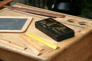 ardoise, règles, plumiers à la Brocante de la Pointe Minard à Plouézec, près de Paimpol