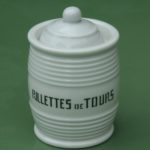 ancien pot de rillettes en faïence à la Brocante de la Pointe Minard de Plouézec, près de Paimpol