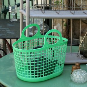 panier en plastique années 80 à la Brocante de la Pointe Minard de Chichée près de Chablis