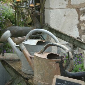 arrosoirs en zinc à la Brocante de la Pointe Minard de Plouézec, près de Paimpol