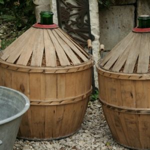 ancienne bonbonne en verre lamelles bois à la Brocante de la Pointe Minard de Chichée près de Chablis