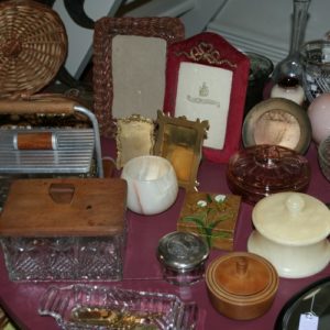 boîtes bois verre moulé etc à la Brocante de la Pointe Minard de Plouézec, près de Paimpol