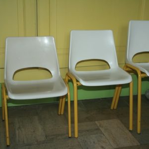 chaise enfant en plastique et métal vintage à la Brocante de la Pointe Minard de Plouézec, près de Paimpol