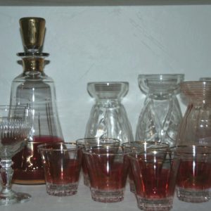ensemble de carafe et verres rouge et or de la Brocante de la Pointe Minard de Plouézec, près de Paimpol