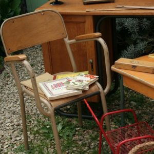 fauteuil de maître d'école vintage indus à la Brocante de la Pointe Minard de Plouézec, près de Paimpol