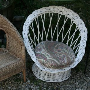 fauteuil pour enfant en rotin osier à la Brocante de la Pointe Minard de Plouézec, près de Paimpol