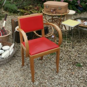 fauteuil vintage en skaï rouge à la Brocante de la Pointe Minard de Chichée près de Chablis