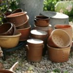 grès et pots à faisselle à la Brocante de la Pointe Minard de Plouézec, près de Paimpol