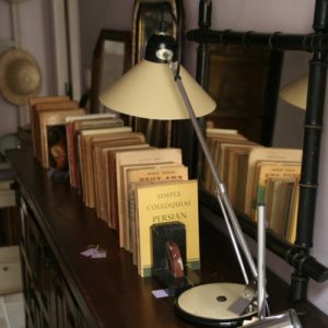 lampe de bureau vintage beige et noire à la Brocante de la Pointe Minard à Plouézec, près de Paimpol