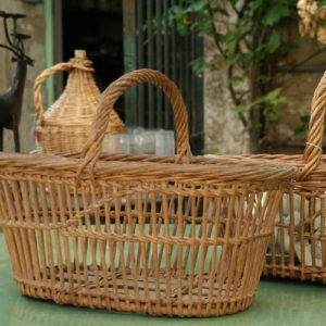 panier à cerises à la Brocante de la Pointe Minard de Plouézec, près de Paimpol