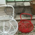 paniers à œufs et à salade vintage à la Brocante de la Pointe Minard à Plouézec, près de Paimpol