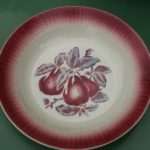 plat Lunéville motif de fruits à la Brocante de la Pointe Minard à Plouézec, près de Paimpol