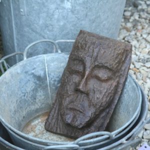 tête sculptée en bois à la Brocante de la Pointe Minard de Chichée près de Chablis