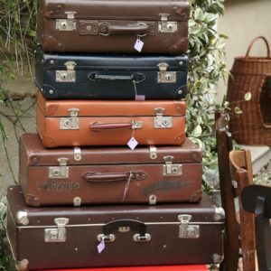 valises vintages cuir carton à la Brocante de la Pointe Minard à Plouézec, près de Paimpol