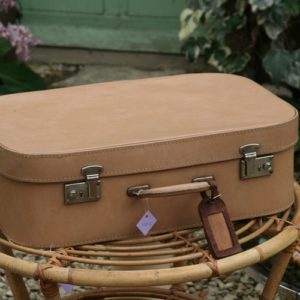 valise vintage à la Brocante de la Pointe Minard à Plouézec, près de Paimpol