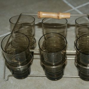 verres et porte verres en métal vintage à la Brocante de la Pointe Minard de Chichée près de Chablis