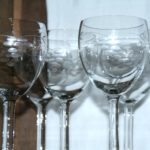 verres à vin en cristal à la Brocante de la Pointe Minard de Plouézec, près de Paimpol