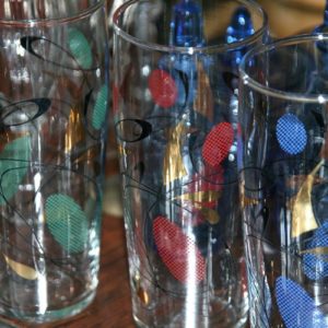 verres colorés vintage à la Brocante de la Pointe Minard de Plouézec, près de Paimpol