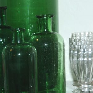 anciens flacons en verre verts à la Brocante de la Pointe Minard de Plouézec, près de Paimpol