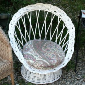 fauteuil en osier pour enfant à la Brocante de la Pointe Minard de Plouézec, près de Paimpol