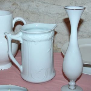 pichets et vases blancs à la Brocante de la Pointe Minard de Plouézec, près de Paimpol